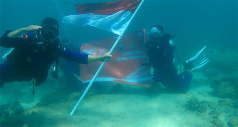 Peringati HUT Kemerdekaan Satpolairud Kibarkan Bendera Di Dasar Laut