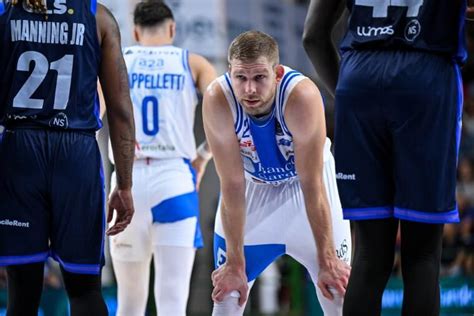 Brescia Dinamo Sassari Sullaltalena Non Riesce La Rimonta