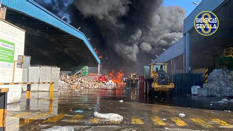 Extinguido El Incendio De La Planta De Reciclaje Del Pol Gono La Red En