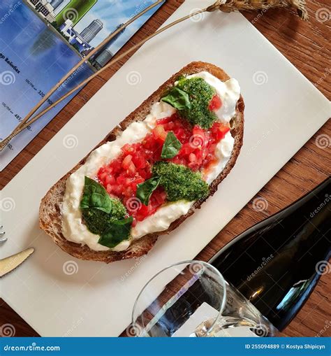 Bruschetta Tomate Numa Placa Branca Imagem De Stock Imagem De