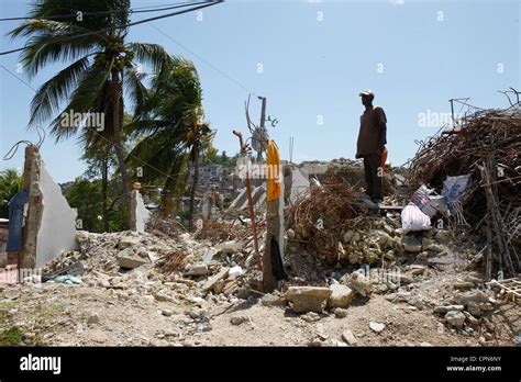 Earthquake falling buildings haiti hi-res stock photography and images ...