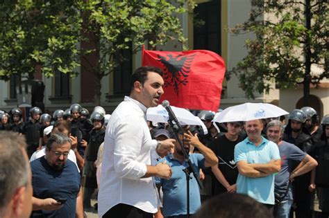 Opozita proteston para Bashkisë së Tiranës në temperatura të larta