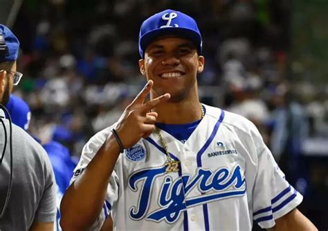 Juan Soto Con El Uniforme Del Licey ¿cuál Es El Mensaje