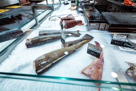 Pescado Fresco Congelado En Hielo A La Venta En Un Mercado Foto