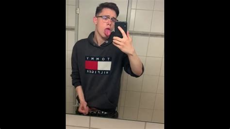 Twink Si Masturba In Bagno Pubblico Pornhub Gay