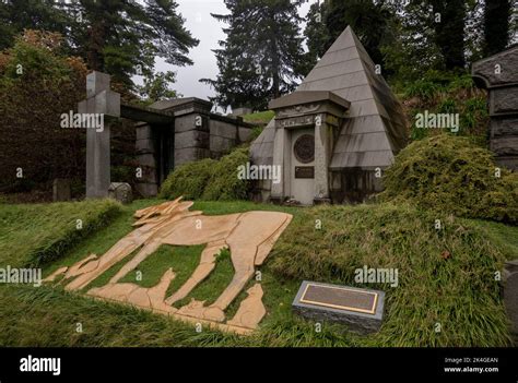 Graves In Greenwood Cemetery In Brooklyn Nyc Stock Photo Alamy