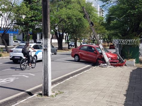 Carro se choca contra poste na Av Hermes da Fonseca veja vídeo