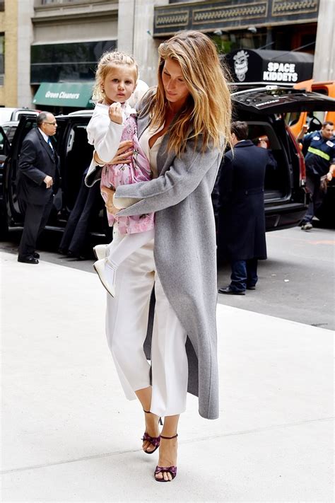 Ego Gisele B Ndchen Passeia A Filha Vivian Em Nova York