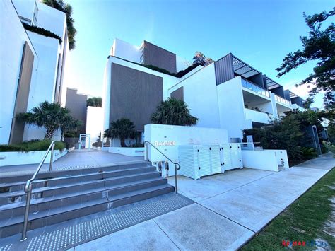 How to use the International Plaza and Bay Street Directory effectively 2