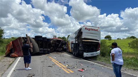 Grave Acidente Envolvendo Carreta E Nibus Deixa Uma V Tima Fatal Na