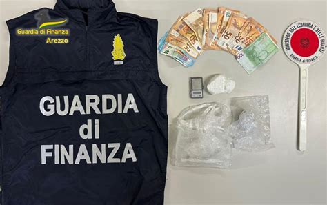 Trovato In Possesso Di Cocaina E 1 930 Euro Arrestato Dalla Guardia Di