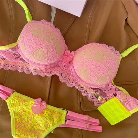 Conjunto de lingerie em renda sutiã bojo e calcinha string dupla fio dental rosa neon
