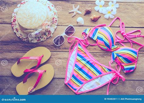 Bikini Y Accesorios Coloridos De La Belleza En Piso De Madera Imagen De Archivo Imagen De