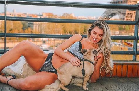 Tatiele Polyana Posa De Lingerie E Cachorro Rouba A Cena