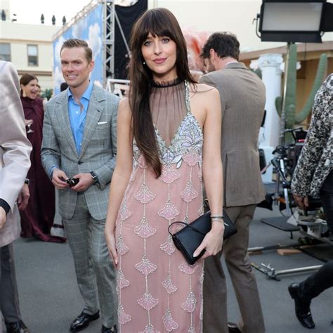 Dakota Johnson lleva el vestido nude al siguiente nivel Vogue España
