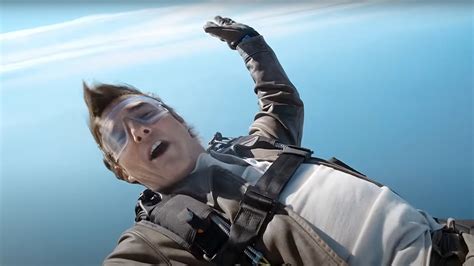 Tom Cruise thanks ‘Top Gun: Maverick’ fans while skydiving, appears in ...