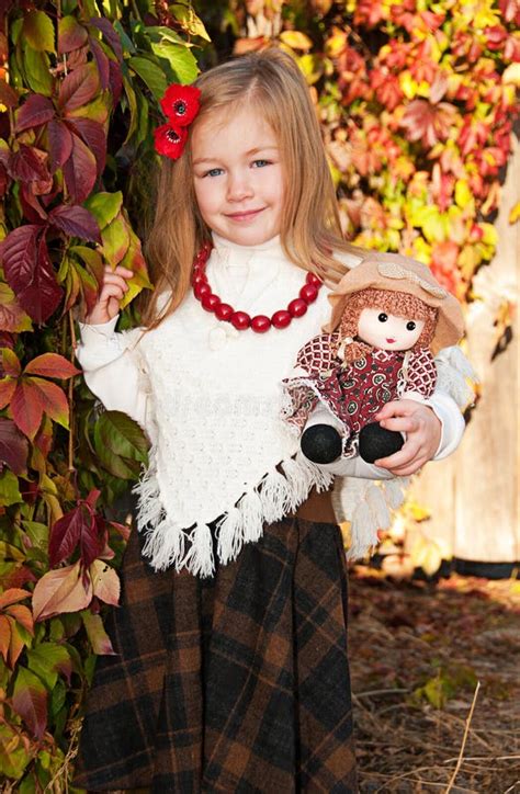 Mooi Blonde Meisje Met Pop Stock Afbeelding Image Of Gebreid