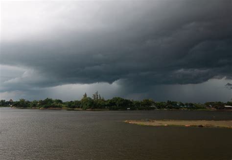 Nimbostratus Clouds 101: Rainmakers of the Sky Decoded