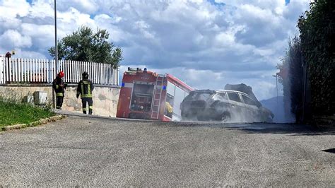 Anagni Attimi Di Panico In Strada Per Un Auto A Fuoco