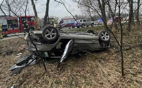 Wypadek W Zabrniu Samoch D Dachowa W Rowie Jedna Osoba Ranna