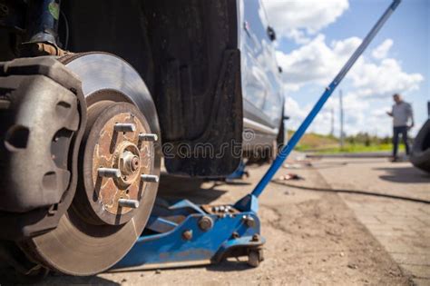 Voiture Sur Montage De Pneus Avec Roue Enlevée Sur Vérin Pneumatique