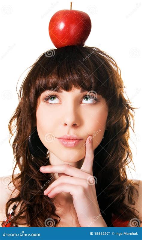 Brunette Grazioso Con Una Mela Sulla Sua Testa Immagine Stock Immagine Di Felice Confuso