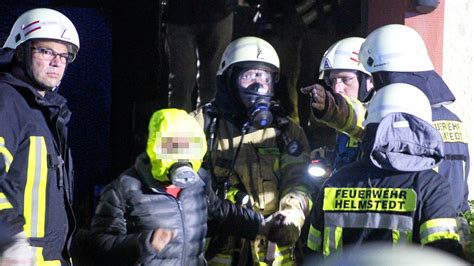 Feuerwehr Rettet Menschen Aus Brennendem Wohnhaus