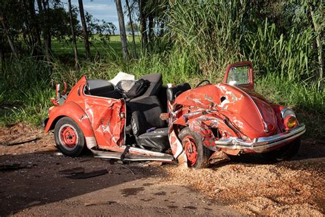 Fusca fica destruído após bater de frente contra outro veículo na PR