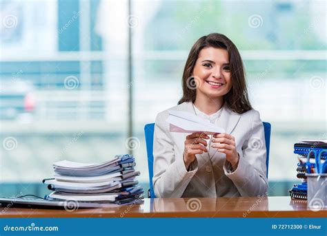 La Femme D Affaires S Asseyant Au Bureau Photo Stock Image Du