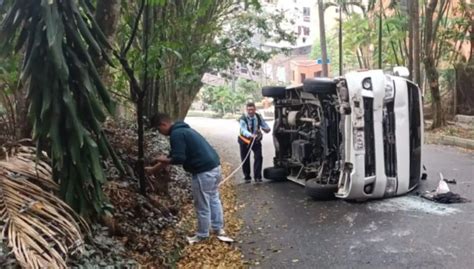 Se Volcó Buseta Escolar En El Poblado De Medellín Dos Niños Resultaron Heridos Bluradio