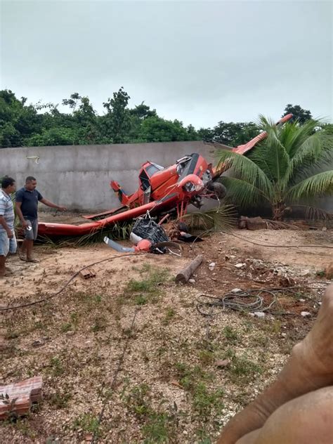 Avião de pequeno porte cai dentro de quintal de casa no Maranhão