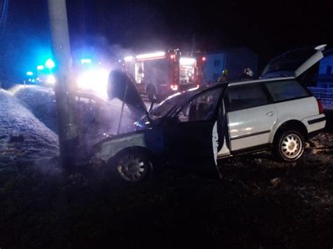 Pijany 22 latek stracił panowanie nad kierownicą pojazd wjechał w słup