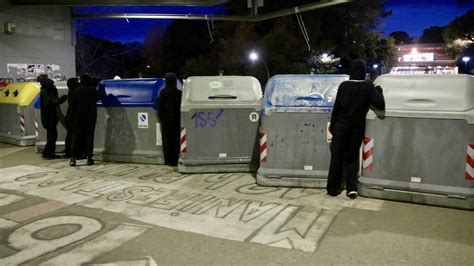 Estudiants Tallen Els Accessos A La UAB En El Primer Dia De Vaga Feminista