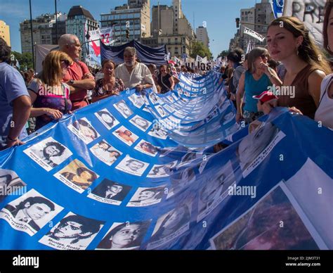 Un primer plano de personas con imágenes de personas secuestradas y