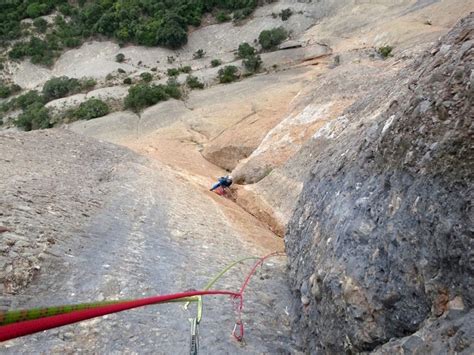 Cade A La Paret De Diables Montserrat Roca Calenta