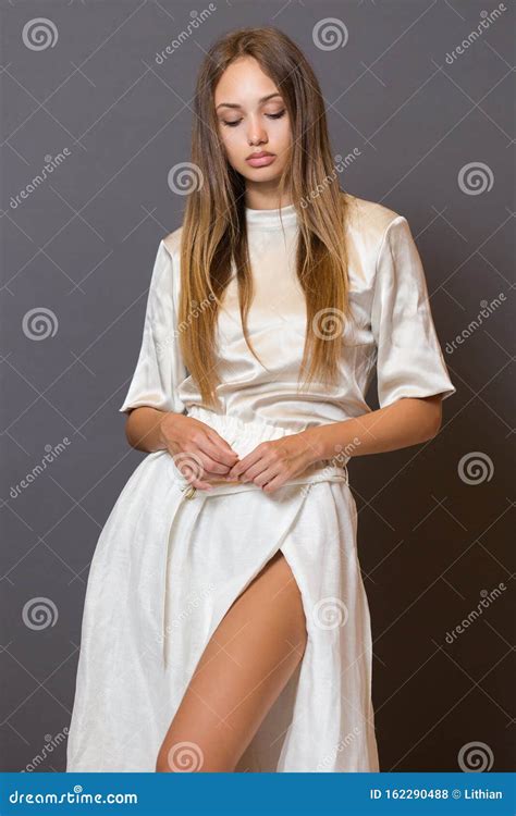 Modèle de jeune brunette photo stock Image du brune 162290488