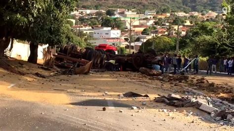 Motorista morre após caminhão tombar e parar rodas para cima na GO