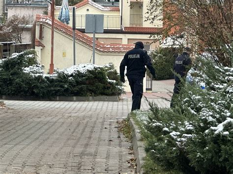 Morderstwo W Pabianicach Policjanci Znale Li Zakrwawione Zw Oki W