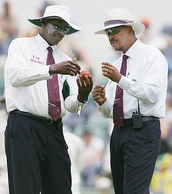 Steve Bucknor and Billy Doctrove examine the ball | ESPNcricinfo.com