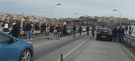 Sant Anna Di Catanzaro Dipendenti Salgono Sul Tetto E Occupano Il