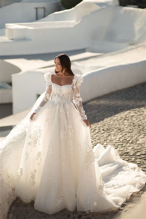 Luxurious Princess Long Sleeve Square Neckline Open Back Puffy