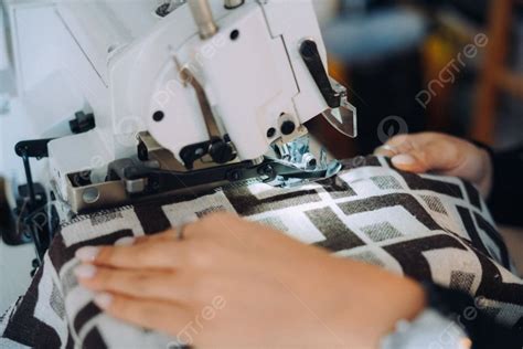 Background Close Up Penjahit Tangan Wanita Bekerja Pada Mesin Jahit