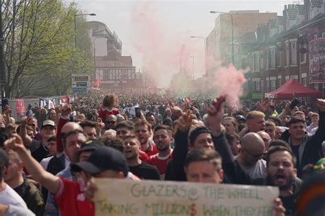 Manchester United fans protest against Glazer ownership ahead of ...