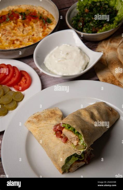 Recette libanaise de chich taouk crème d ail toum dans un pain