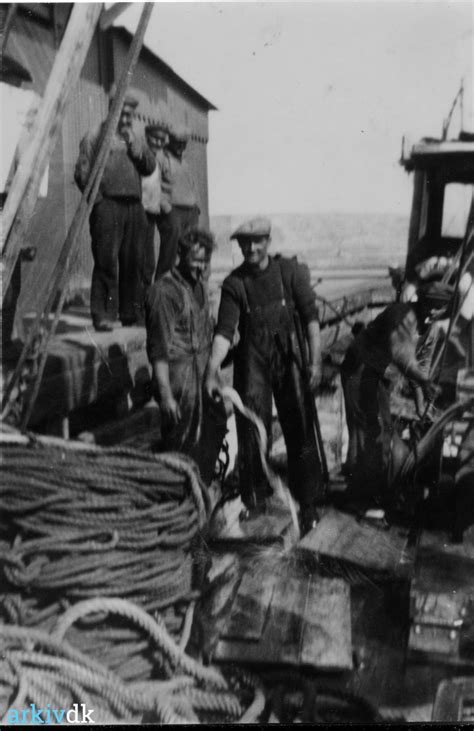 arkiv dk Fisker som arbejder på havnen i Thyborøn ca 1940