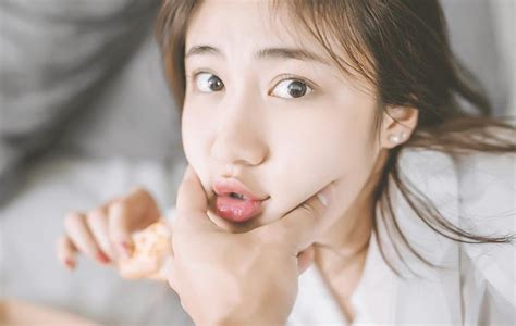 Không cần đi đâu xa chỉ tạo dáng trên giường thôi các hot girl Việt đã có ảnh sống ảo gợi cảm