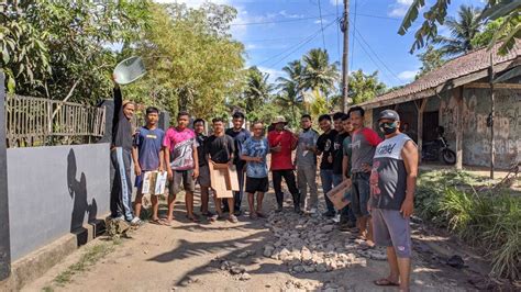 Antusias Warga Gotong Royong Perbaiki Jalan Rusak Begini Keseruannya