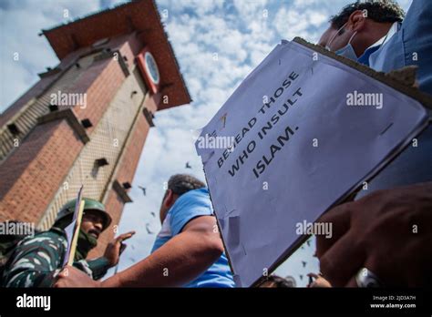 El Hombre Cachemir Sostiene Un Cartel Que Expresa Su Opini N Durante