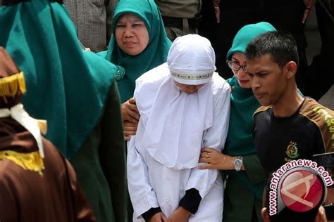 Dua Pelanggar Qanun Aceh Pingsan Saat Dicambuk ANTARA News Bangka