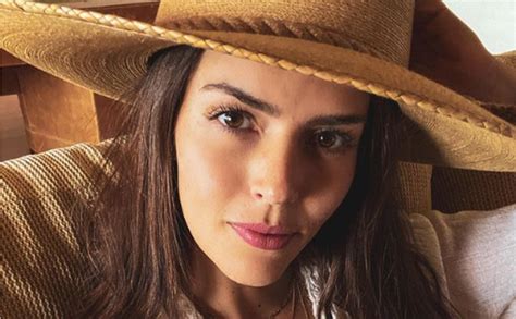 Claudia Lvarez Luci Un Bikini Tejido En La Playa Fama